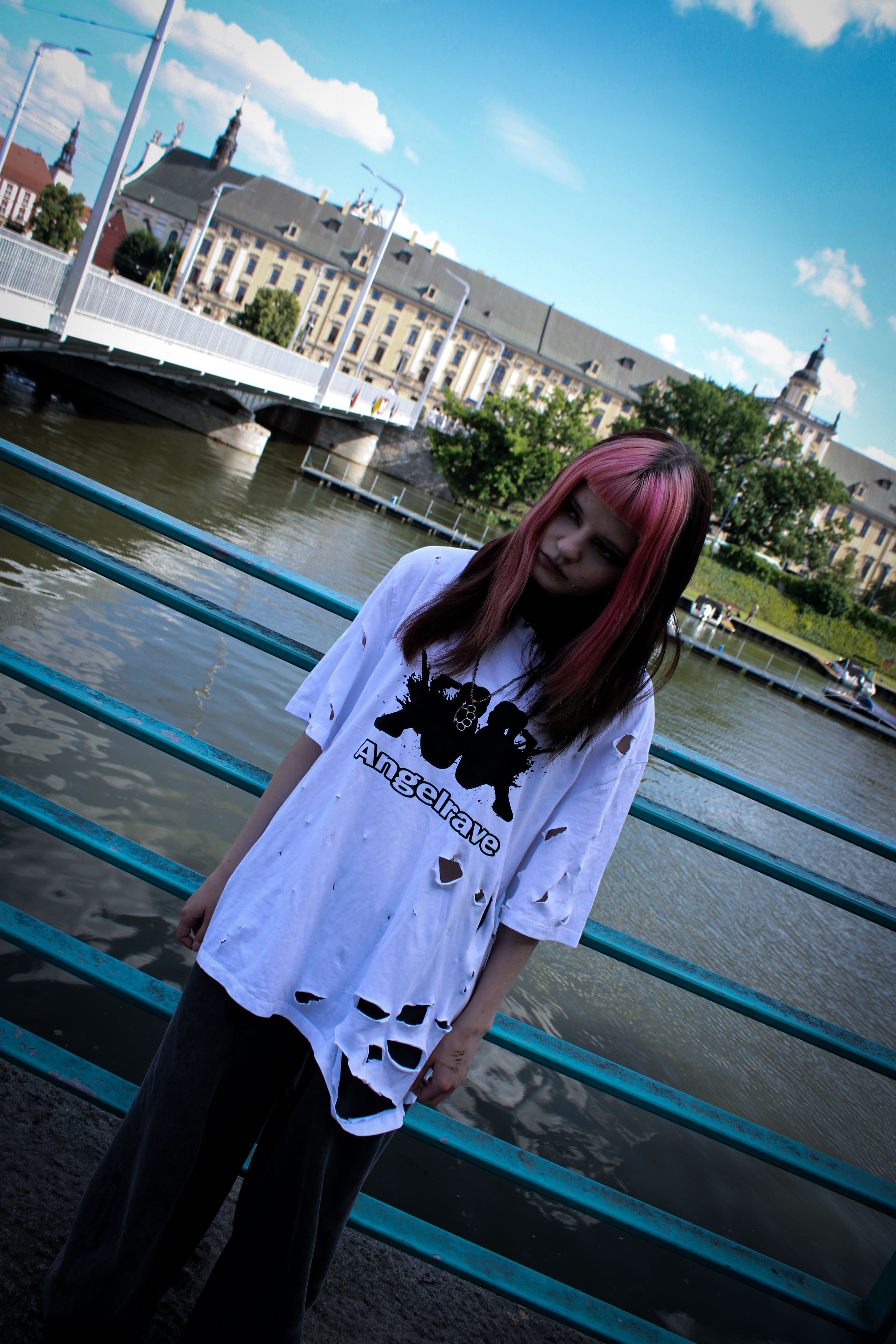 logo tee